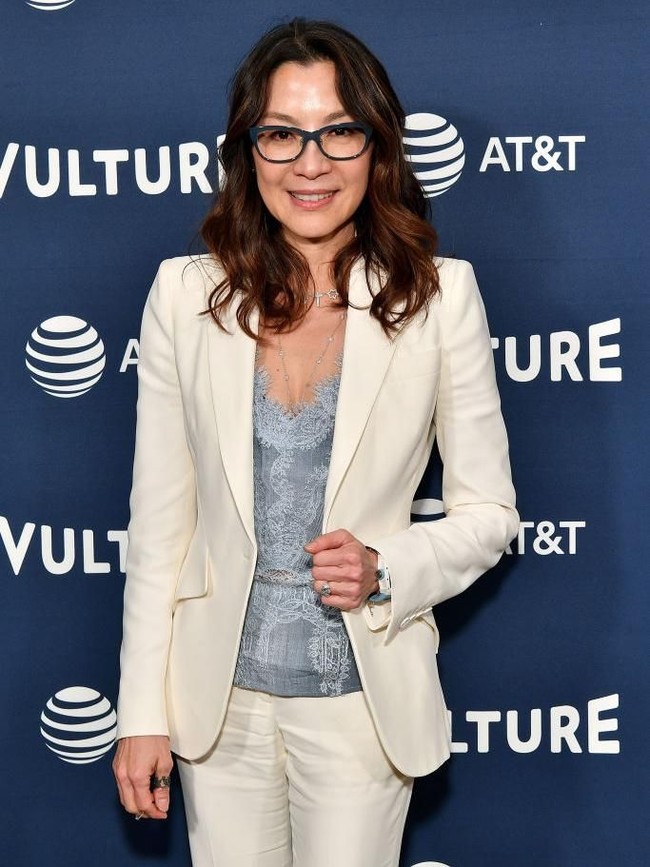 Saya selalu berpergian dengan produk perawatan kulit, dan satu produk wajib adalah whitening roll-on cream face mask dari Guerlain, ungkap Michelle soal rahasia awet mudanya seperti dikutip Stylist. Ia juga rutin mengaplikasikan tabir surya saat berpergian. (Foto: Getty Images)