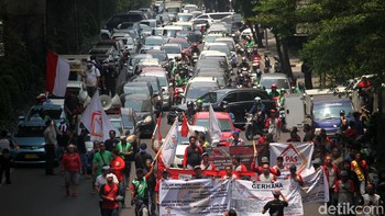 Para peserta demo bergerak menuju kantor Go-Jek untuk menyuarakan tuntutan-tuntutan mereka.