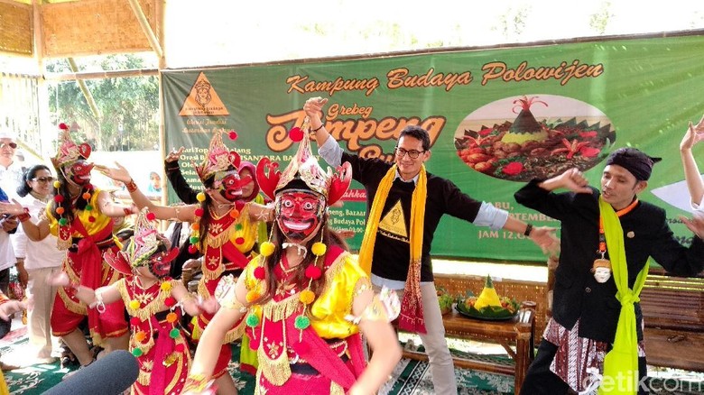 Melihat Gaya Sandiaga Menjajal Tarian Topeng Asli Malang Melihat Gaya Sandiaga Menjajal Tarian Topeng Asli Malang