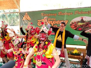 Melihat Gaya Sandiaga Menjajal Tarian Topeng Asli Malang