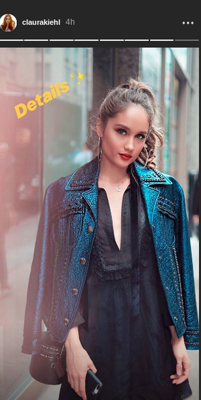 Menyesuaikan busana, Cinta Laura pun berdandan maksimal untuk acara fashion show Coach di New York Fashion Week 2019. Ia terlihat menerapkan riasan mata smokey dnegan aksentuasi winged eyeliner dan lipstik merah. Foto: Instagram @claurakiehl