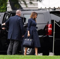 Pilihan busana tersebut menimbukan keheranan netizen mengingat negara tersebut meningat negara tersebut tengah memasuki musim panas. Banyak yang menduga, Melania sengaja memakai coat untuk menutupi payudara yang membesar karena operasi. (Foto: Getty Images)