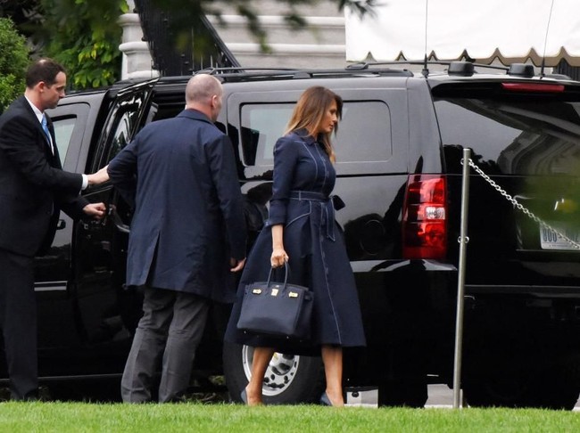 Pilihan busana tersebut menimbukan keheranan netizen mengingat negara tersebut meningat negara tersebut tengah memasuki musim panas. Banyak yang menduga, Melania sengaja memakai coat untuk menutupi payudara yang membesar karena operasi. (Foto: Getty Images)