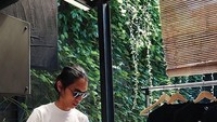 Begini nih gaya CEO Visinema Pictures yang kini berusia 33 tahun saat membuat secangkir kopi dengan teknik manual brewing. Ia terlihat sudah menyelesaikan semua tahapannya dan akan menuangkan hasil seduhan kopinya ke dalam cangkir.  Foto: Instagram anggasasongko