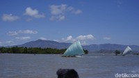 Para nelayan menggukan perahu layar untuk melaut dan agar tetep terjaga kelestariannya, maka diadakanlah lomba perahu layar ini (Faruk Nickyrawi/detikTravel) 