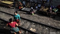 Tak sedikit dari mereka berbincang di atas rel kereta api.