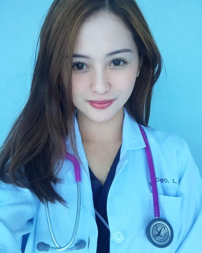 Setelah lulus dari sekolah kedokteran di Davao Medical School Foundation, Krestle menjadi seorang dokter khitan atau sunat. Foto: Instagram