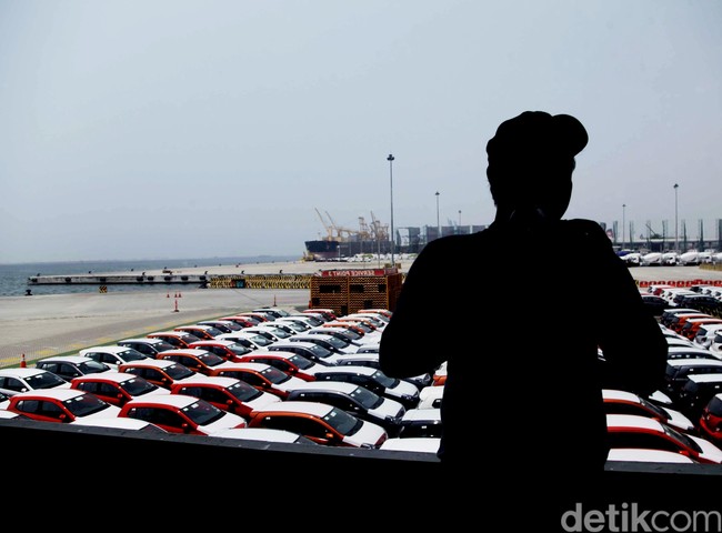 Berita Populer: Isi Bensin Tak Usah Goyang Mobil, Gojek Pakai Motor Listrik