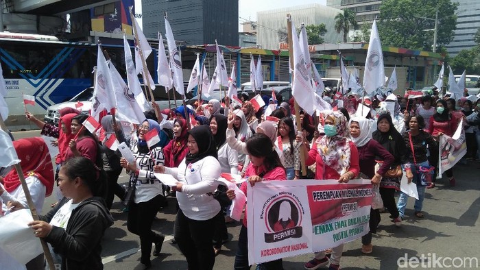 Ibu-ibu Ini Demo di Bawaslu, Minta Politisasi Emak-emak Disetop