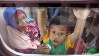 Tak hanya para orang tua, anak-anak pun ikut antusias saat mencoba moda trasnportasi masal tersebut.
