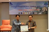 Presiden Direktur Charoen Pokphand Indonesia, Tjiu Thomas Effendy memberikan sertifikat kepada perwakilan salah satu universitas peserta CPBSA tahap II