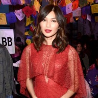Penampilan seksi tapi tetap elegan Gemma Chan, dalam gaun transparan Prabal Gurung. Foto: Getty Images