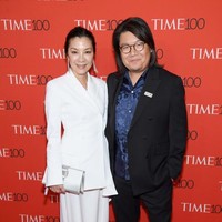 Michelle berpose bersama penulis novel Crazy Rich Asians Kevin Kwan di karpet merah Time 100 beberapa waktu lalu. (Foto: Getty Images)