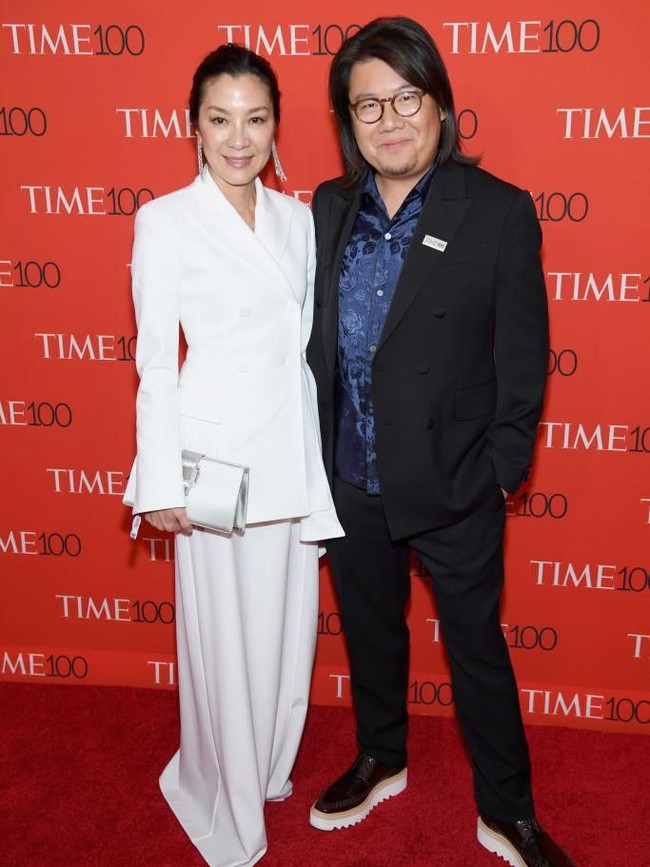 Michelle berpose bersama penulis novel Crazy Rich Asians Kevin Kwan di karpet merah Time 100 beberapa waktu lalu. (Foto: Getty Images)