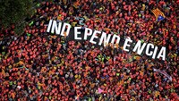Aksi mendukung dan menyerukan kemerdekaan Catalonia ini kembali digelar pada Selasa (11/9) waktu setempat. Kepolisian setempat menyebut ada 1 juta orang yang ikut dalam aksi ini. Foto: ANC/Roser Vilallonga/Handout via REUTERS