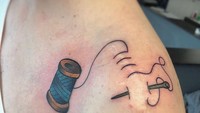 Kalau begini jahitannya jadi bisa terlihat permanen. (Foto: Instagram/michael_runge_tattoos)