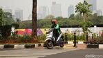 Terlalu! Pemotor Rampas Jalur Penyandang Disabilitas