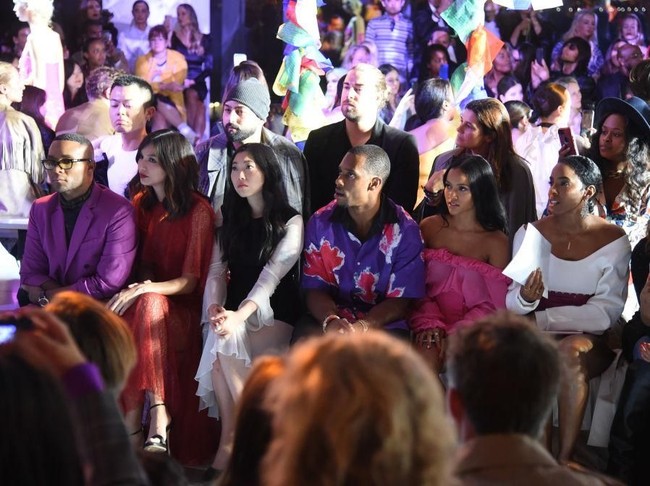 Gemma Chan dan Awkwafina di front row Prabal Gurung bersama Kelly Rowland dan Tiffany Haddish. (Foto: Getty Images)