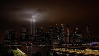 Festival lampu yang diberi nama Tribute in Light itu tampak indah dilihat dari daerah Brooklyn, Amerika Serikat. Brendan Mcdermid/Reuters.