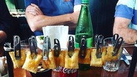 Nah bukan hanya tortila saja yang digantung kayak jemuran, camilan ini juga. Ini adalah ravioli yang disajikan dengan saus dan salad. Foto: Istimewa