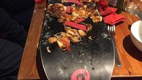 Bosan makan pizza dari nampan kayu? Coba datang ke restoran ini. Piza disajikan di atas snowboard. Waduh apa nggak kotor ya? Foto: Istimewa