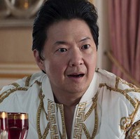 Ken Jeong juga tak mau kalah. Berperan sebagai ayah Peik Lin yang eksentrik, ia memakai jaket putih Coup De Dieudari Versace. (Foto: Warner Bros Pictures via IMDb)