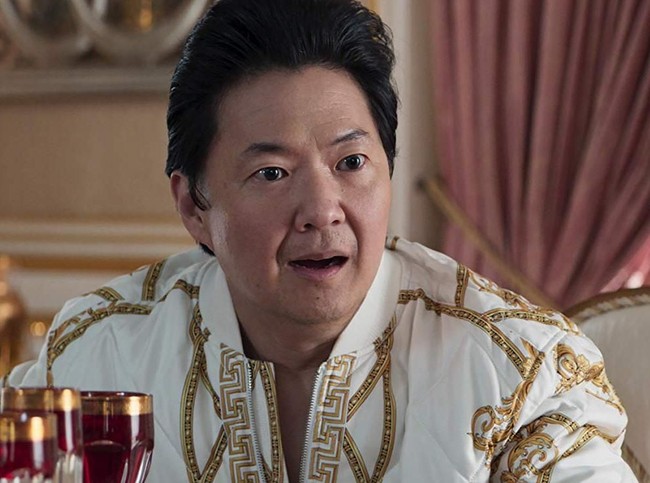 Ken Jeong juga tak mau kalah. Berperan sebagai ayah Peik Lin yang eksentrik, ia memakai jaket putih Coup De Dieudari Versace. (Foto: Warner Bros Pictures via IMDb)