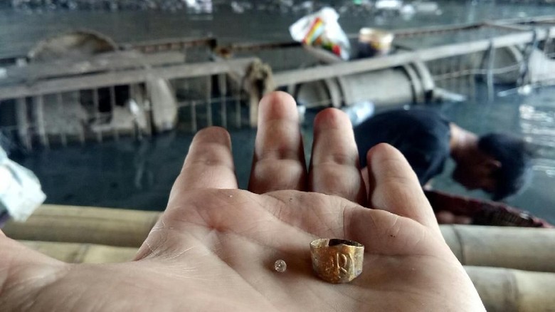Geger Harta Karun Sriwijaya, Warga Temukan Cincin-Uang Emas Geger Harta Karun Sriwijaya, Warga Temukan Cincin-Uang Emas