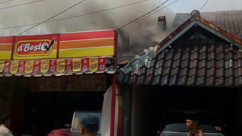 Kedai Ayam Goreng di Pesanggrahan Kebakaran Kedai Ayam Goreng di Pesanggrahan Kebakaran