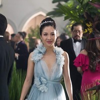 Salah satunya gaun biru pastel yang membungkus tubuh sang pemeran Rachel Chu, Constance Wu. Gaun tersebut dirancang oleh duo Georgina Chapman dan Keren Craig dari label Marchesa. (Foto: Warner Bros Pictures via IMDb)