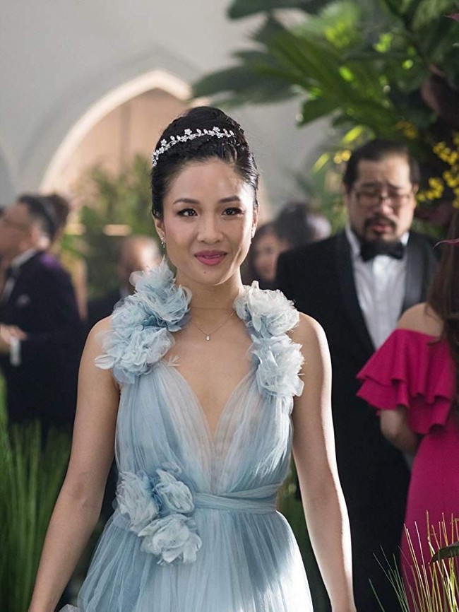 Salah satunya gaun biru pastel yang membungkus tubuh sang pemeran Rachel Chu, Constance Wu. Gaun tersebut dirancang oleh duo Georgina Chapman dan Keren Craig dari label Marchesa. (Foto: Warner Bros Pictures via IMDb)