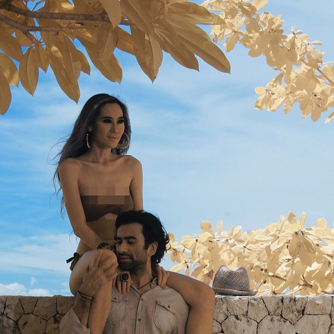 Inilah penampilan Ina Thomas di foto yang diunggah Jeremy Thomas ke akun Instagramnya. Memakai bikini berwarna cokelat, wanita dengan nama asli Ina Indayanti itu terlihat duduk di atas tembok dengan kakinya berada di kedua pundak Jeremy. Penampilan Ina yang tampak begitu langsing di foto ini yang kemudian membuat Instagram Jeremy diserbu sampai-sampai sang pemilik akun memilih menonaktifkan halaman komentarnya. Sebagian netizen menuduh ibu dua anak itu menderita anoreksia karena terlalu kurus. Foto: Instagram