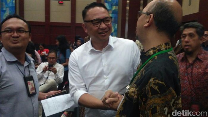 Ari Askhara (tengah)/Foto: Achmad Dwi Afriyadi Ari Askhara (tengah)/Foto: Achmad Dwi Afriyadi