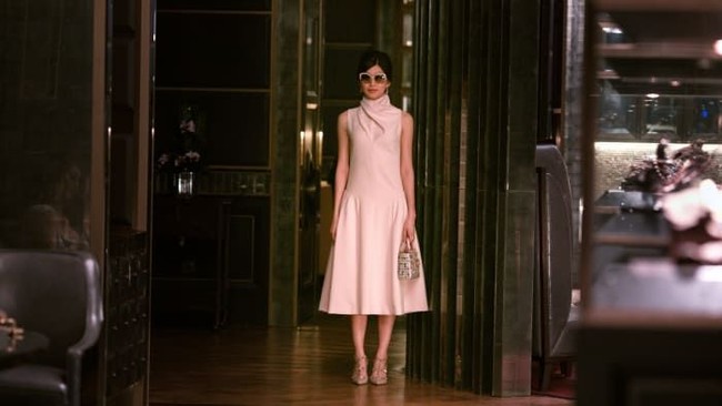 Gemma Chan memerankan karakter Astrid, sepupu Nick yang punya gaya ala Audrey Hepburn. Dalam adegan berikut, ia pun terlihat memakai dress berpotongan klasik yang dipadukan dengan kacamata dan tas keluaran Dior, penampilannya terlihat mewah. Foto: Warner Bros