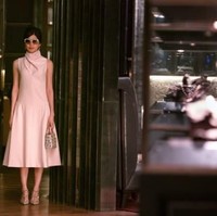 Gemma Chan memerankan karakter Astrid, sepupu Nick yang punya gaya ala Audrey Hepburn. Dalam adegan berikut, ia pun terlihat memakai dress berpotongan klasik yang dipadukan dengan kacamata dan tas keluaran Dior, penampilannya terlihat mewah. Foto: Warner Bros