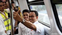 Momen saat Anies melakukan swafoto saat uji coba terbatas tahap I LRT Velodrome-Kelapa Gading.