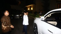 Pantauan detikcom, Rabu (12/9/2018), Prabowo-Sandiaga meninggalkan kawasan Kertanegara pukul 19.30 WIB. Prabowo menaiki mobil Lexus berpelat B 1710 PSD.