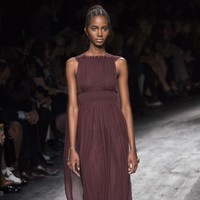 Gaun berpotongan elegan tersebut sempat muncul di fashion show Valentino Spring 2016. (Foto: Dok. Vogue)