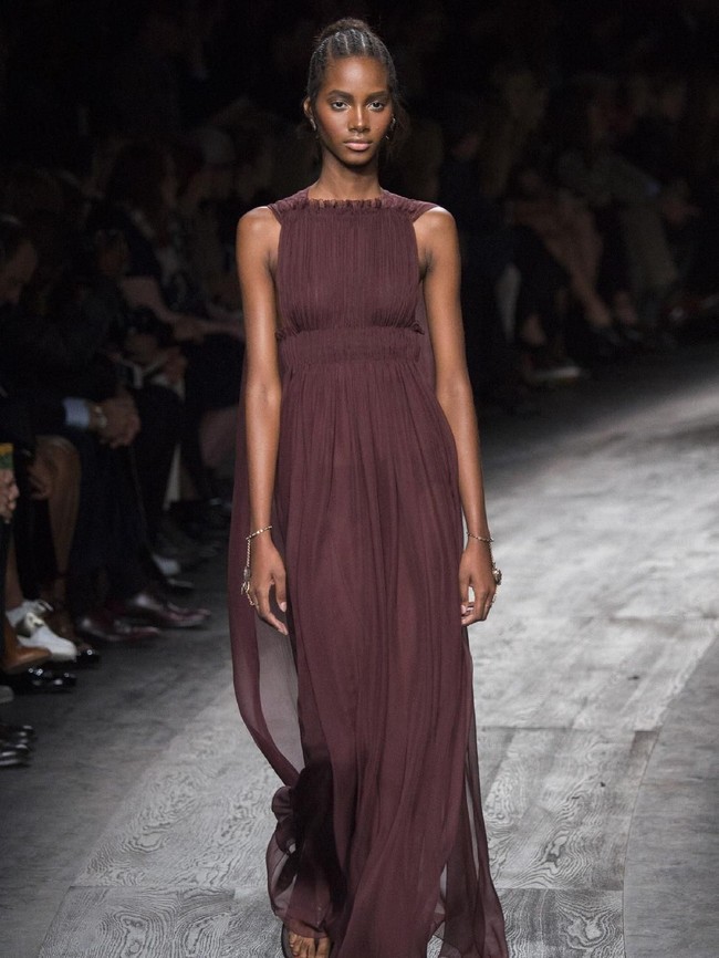 Gaun berpotongan elegan tersebut sempat muncul di fashion show Valentino Spring 2016. (Foto: Dok. Vogue)