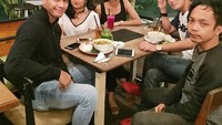 Kembali menyantap soto betawi dengan nasi putih. Hidangan tradisional yang satu ini memang menu makanan yang paling disukai Kriss. Foto: Instagram @krisshatta07