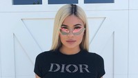 Namun wanita berusia 21 tahun itu tak peduli dengan hal itu dan menikmati semuanya meski di usia yang sangat muda. Dok. Instagram/kyliejenner