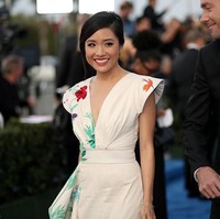 Constance Wu pernah memakai baju bekas prom night ke red carpet Emmy Awards 2016, yakni gaun berwarna cokelat dengan motif floral. Ia pun memperbaharui penampilannya dengan memakai kalung choker yang terbuat dari pita kotak hadiah. Foto: Getty Images