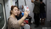 Beberapa bahkan asyik berswafoto di dalam gerbong.