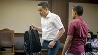 Fayakhun menjadi tersangka kasus suap Bakamla. Mantan Ketua DPD Partai Golkar DKI Jakarta itu didakwa menerima suap 911.480 dolar Amerika Serikat dari Direktur Utama PT Merial Esa Fahmi Darmawansyah melalui empat rekening di luar negeri.