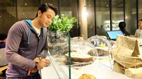Hangout bersama teman-temannya, Kriss Hatta memilih santai di kafe. Berbagai makanan pun dijadikan pilihan. Santai duluuu, kata Kriss Hatta. Foto: Instagram @krisshatta07