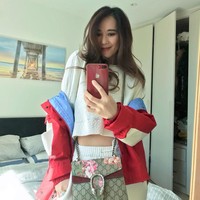 Ina Thomas yang kerap bergaya dengan busana crop top itu mengatakan dirinya merasa lebih nyaman dengan bentuk tubuhnya yang sekarang ini. “Bersyukur punya badan yg stabil dan ga perlu olah raga ... Tp sadar kok betapa pentingnya olah raga ... cuma ya malesnyaaaa. Makanya jaga nutrisi ... vitamin dan apa yg kita makan tiap hari itu penting …,” tulisnya di Instagram. Foto: Instagram