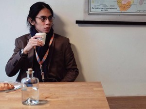 Bagi-bagi Kopi ke Polisi Aksi 22 Mei, Angga Sasongko Dipuji Netizen