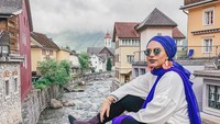 Kamu bisa contek gaya liburan Haifa di Swiss, seperti ini. (flywithhaifa/Instagram)