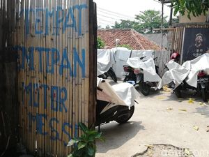 Banyak Tempat Jasa Parkir karena Tarif Parkir di Stasiun Mahal