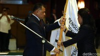 Gatot Nurmantyo menyerahkan bendera Forki kepada Meitra Mavida NR di Manggala Wanabakti, Kementerian Lingkungan hidup (KLH) Jakarta, Selasa (11/9/2018).18).